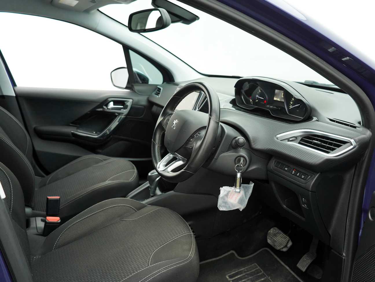 terpakai 2017 Peugeot 208 PureTech 1.2