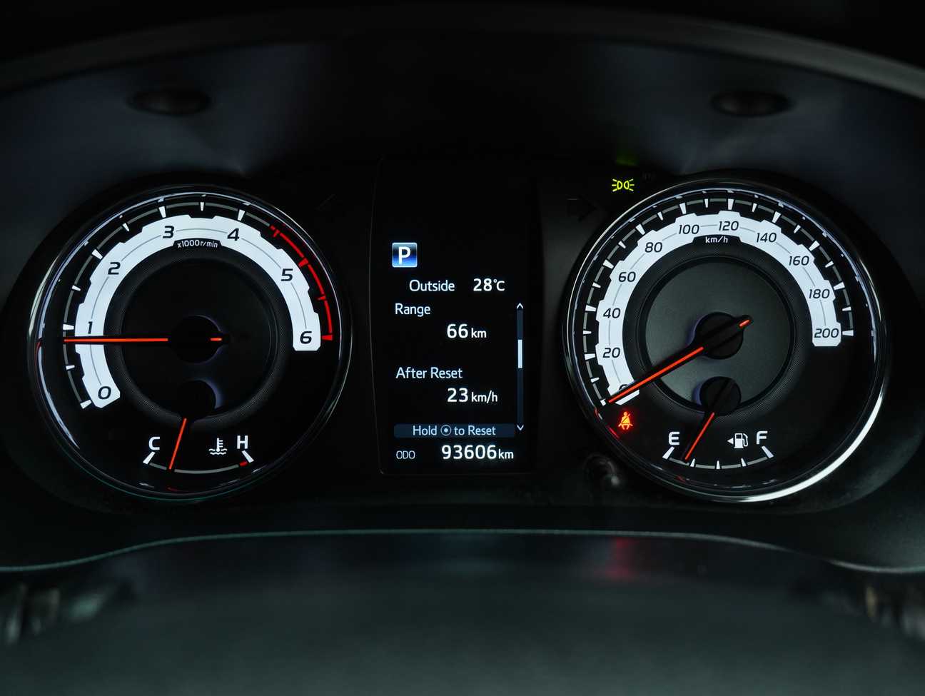 terpakai 2020 Toyota Hilux Black Edition Dual Cab 2.8