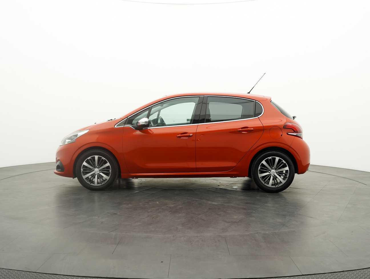 terpakai 2018 Peugeot 208 PureTech 1.2