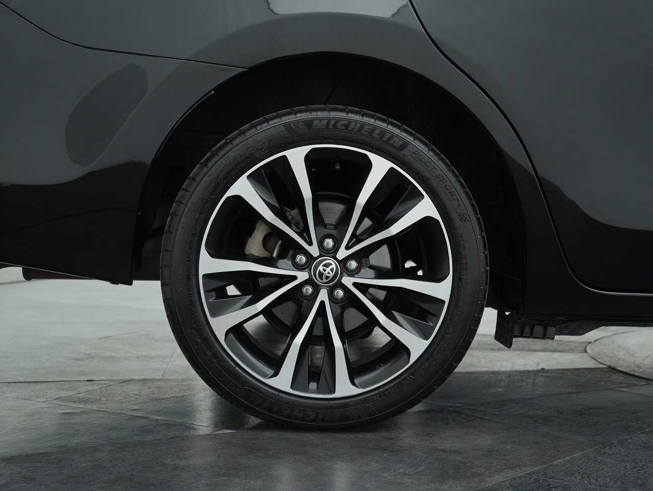 used 2017 Toyota Corolla Altis V 2.0