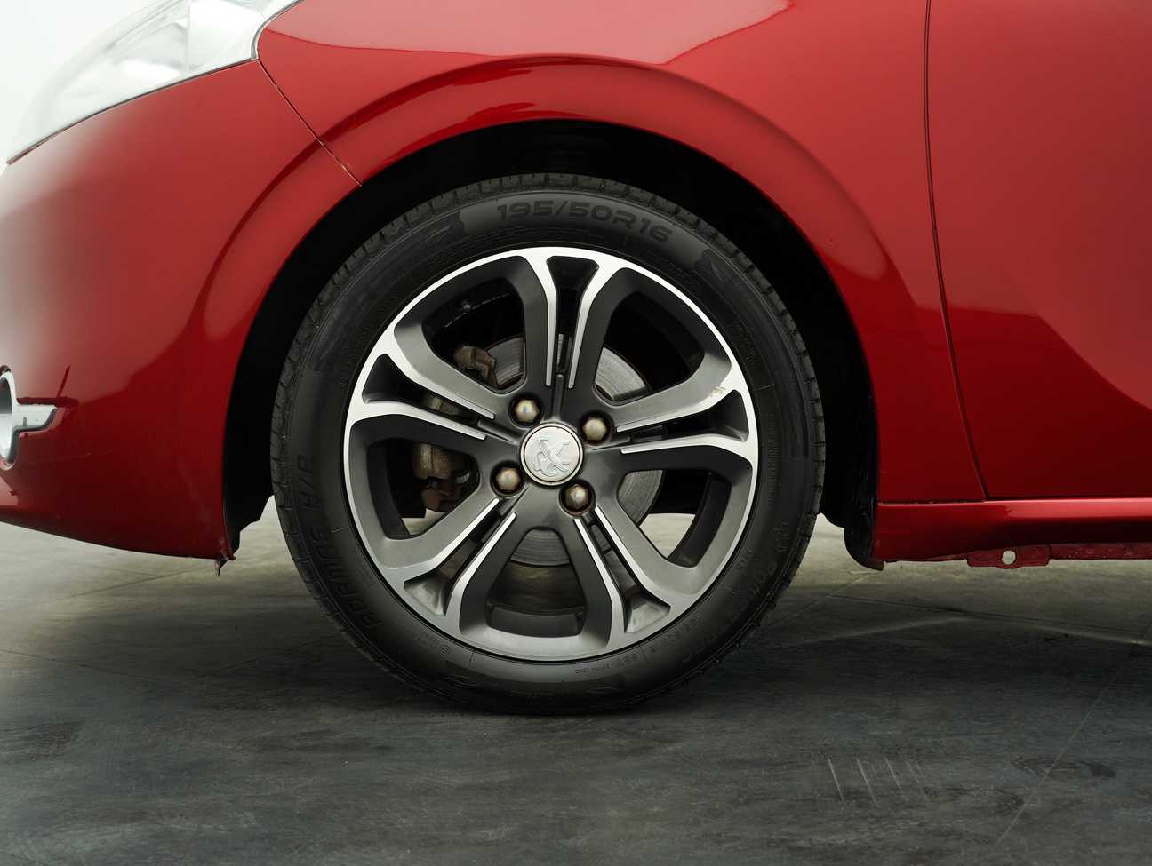 terpakai 2014 Peugeot 208 Allure 5 Door 1.6