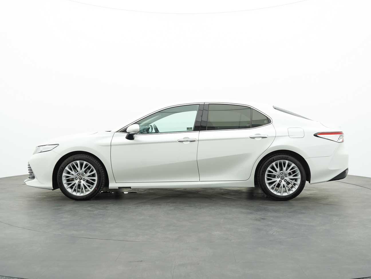 terpakai 2019 Toyota Camry V 2.5