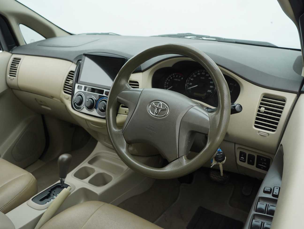 Buy used 2014 Toyota Innova E 2.0 – Carsome.my