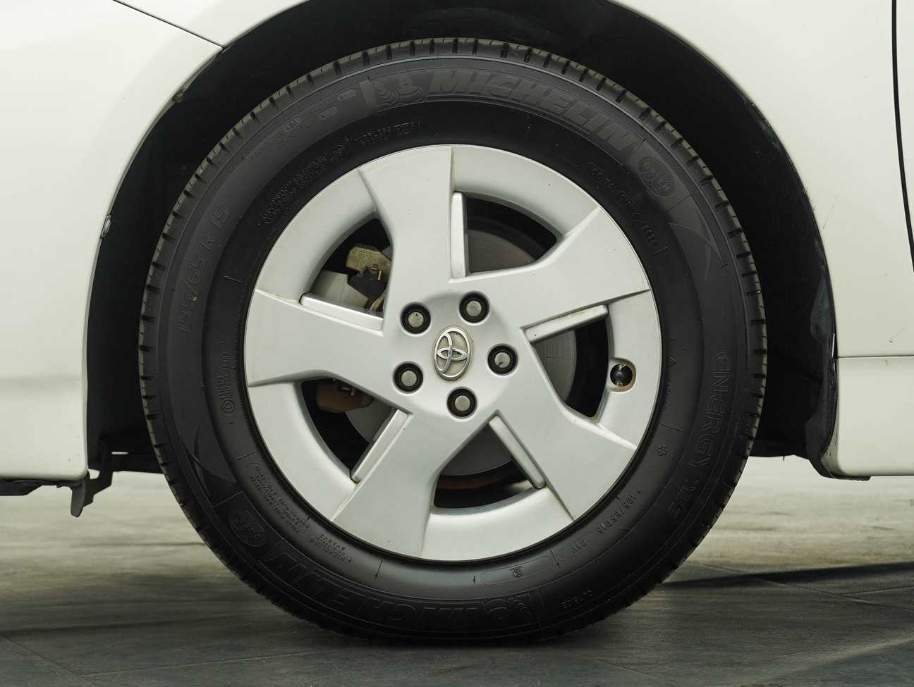 terpakai 2011 Toyota Prius  1.8