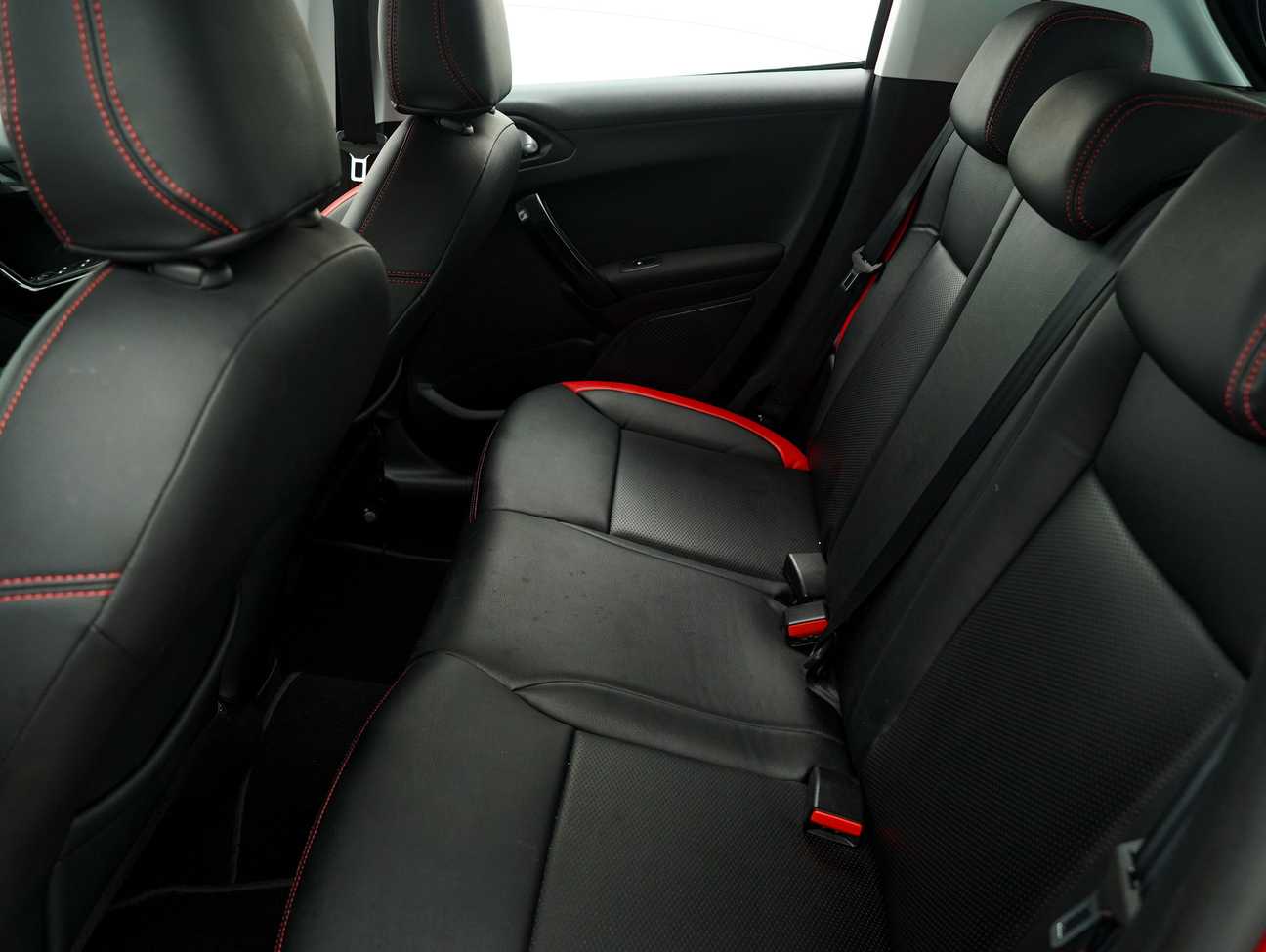 terpakai 2015 Peugeot 208 Allure 3 Door 1.6