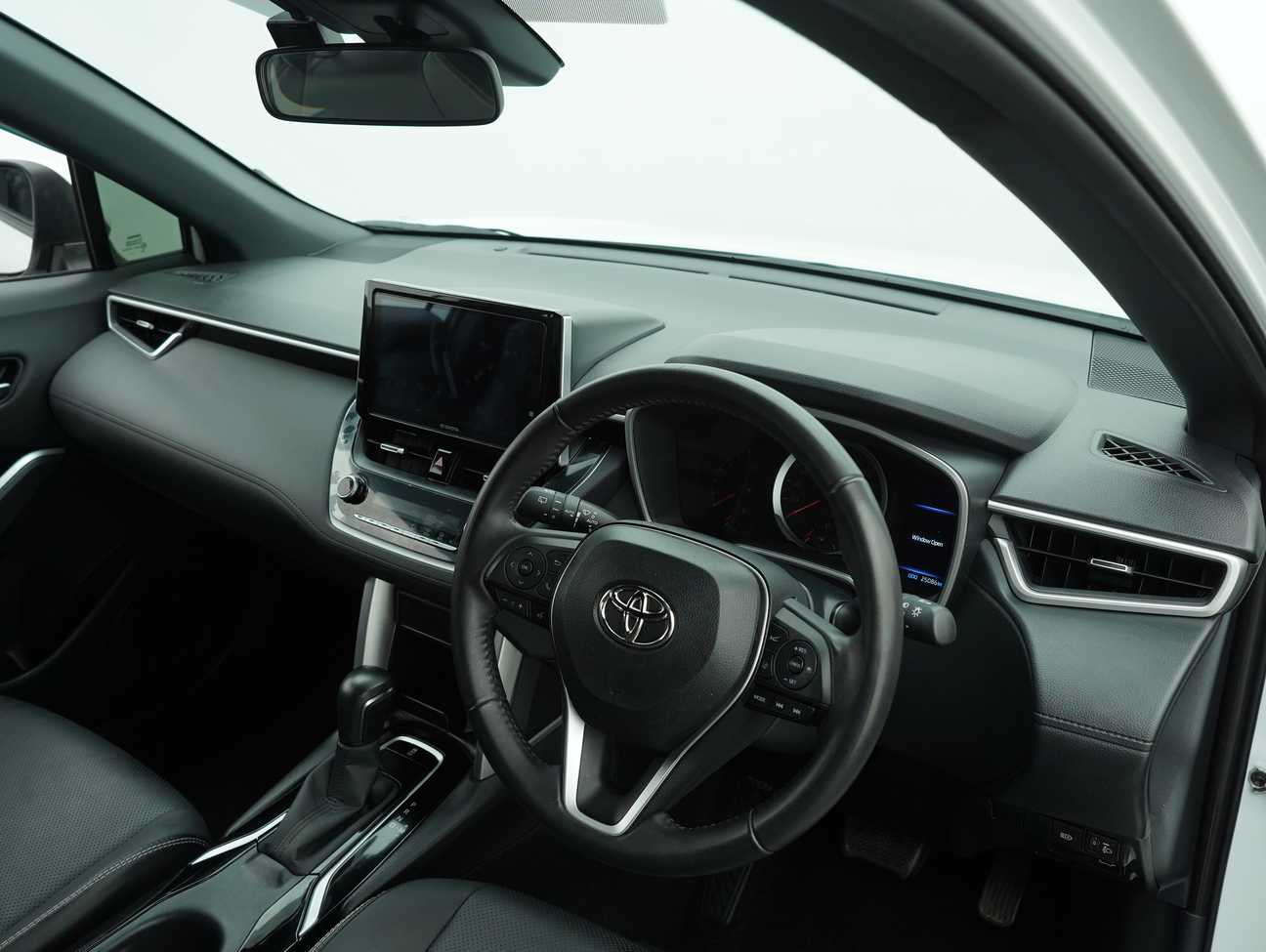 terpakai 2022 Toyota Corolla Cross V 1.8