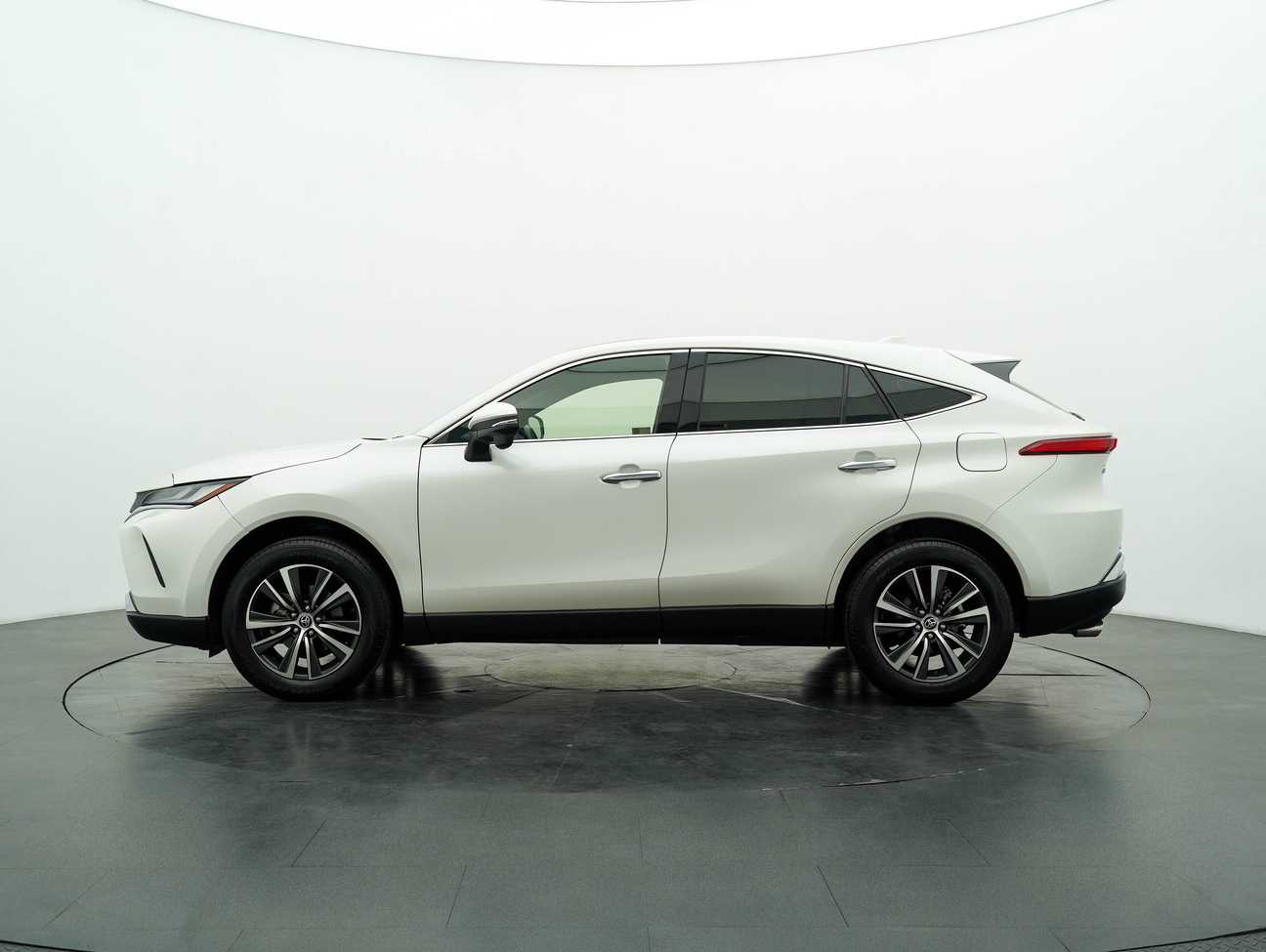 used 2021 Toyota Harrier Luxury 2.0