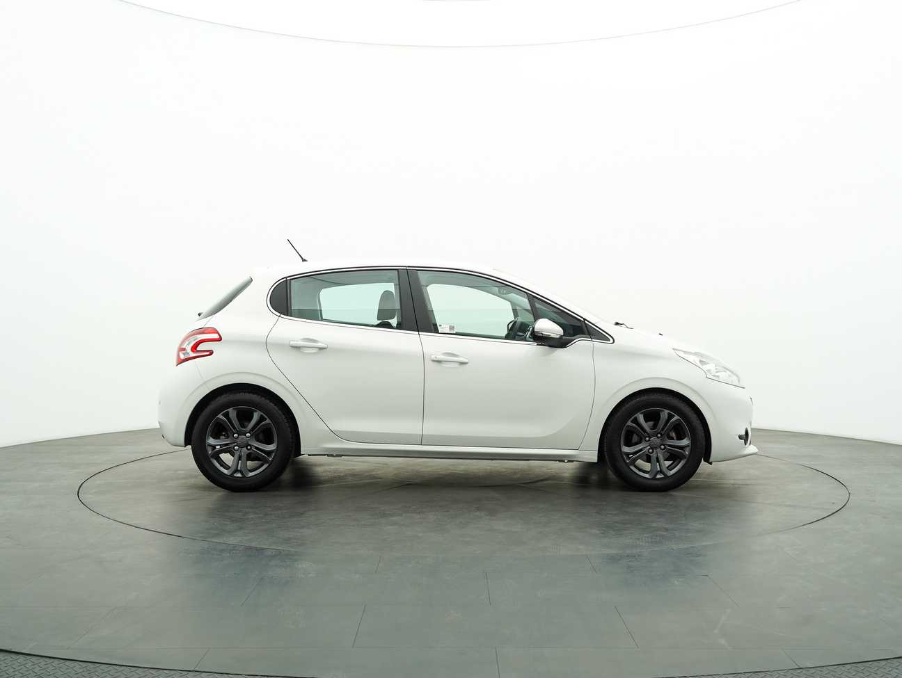terpakai 2015 Peugeot 208 Allure 3 Door 1.6