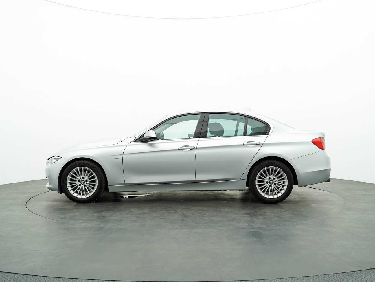 terpakai 2013 BMW 320i Sport Line 2.0