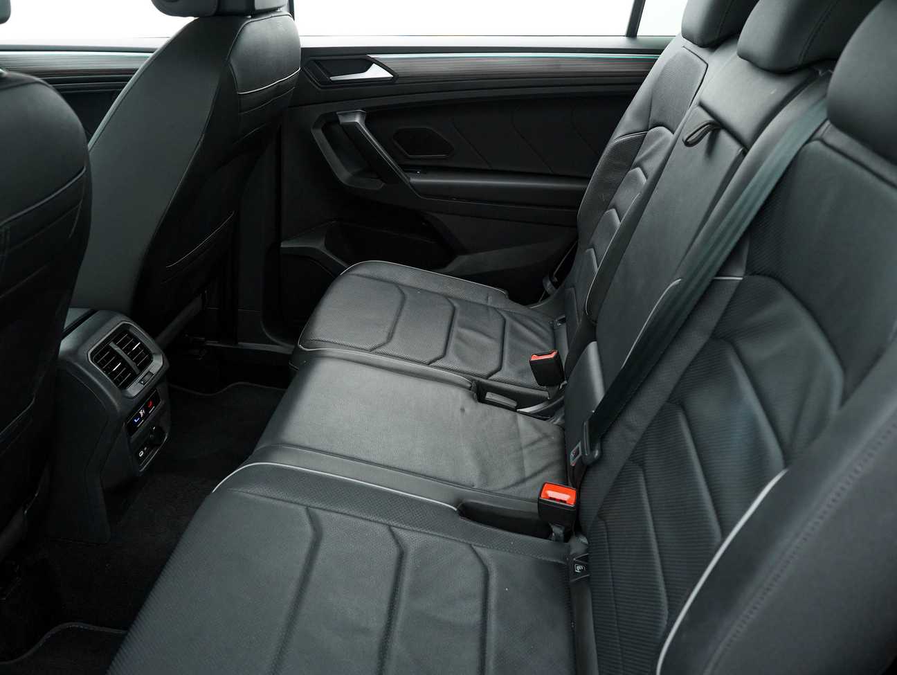 terpakai 2023 Volkswagen Tiguan Allspace Elegance 1.4