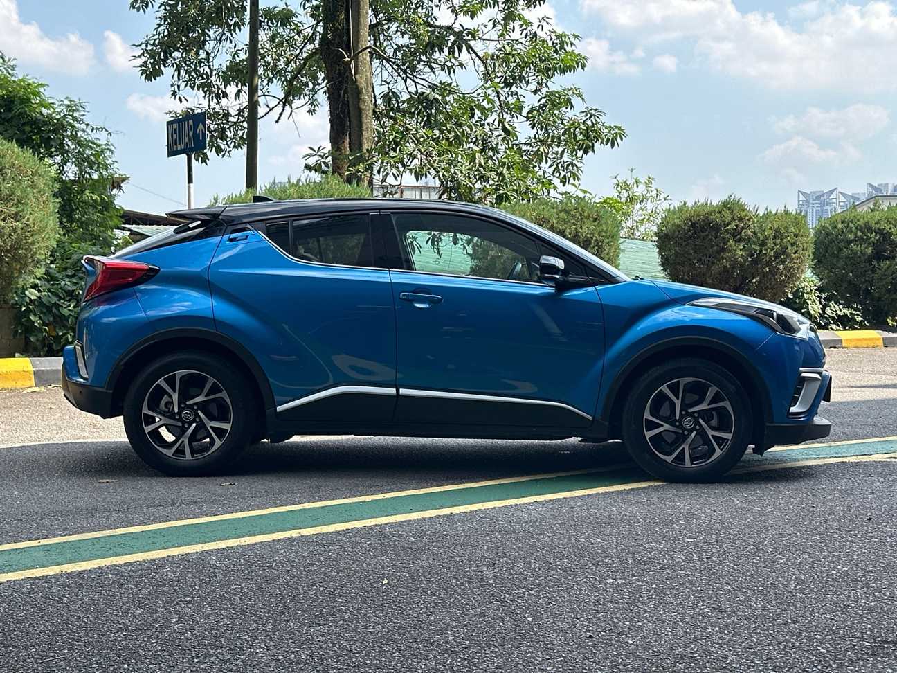 used 2019 Toyota C-HR  1.8
