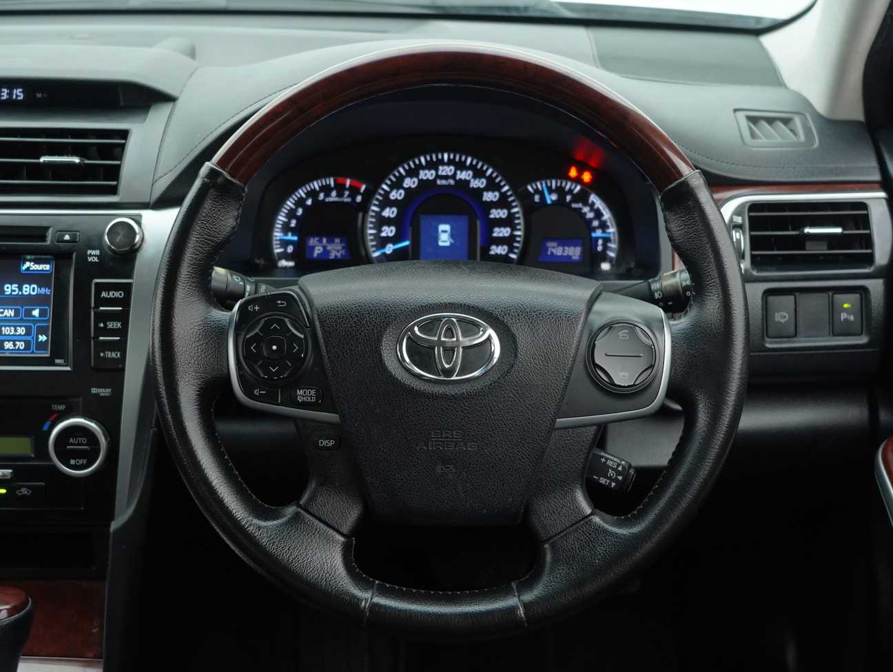 terpakai 2014 Toyota Camry V 2.5