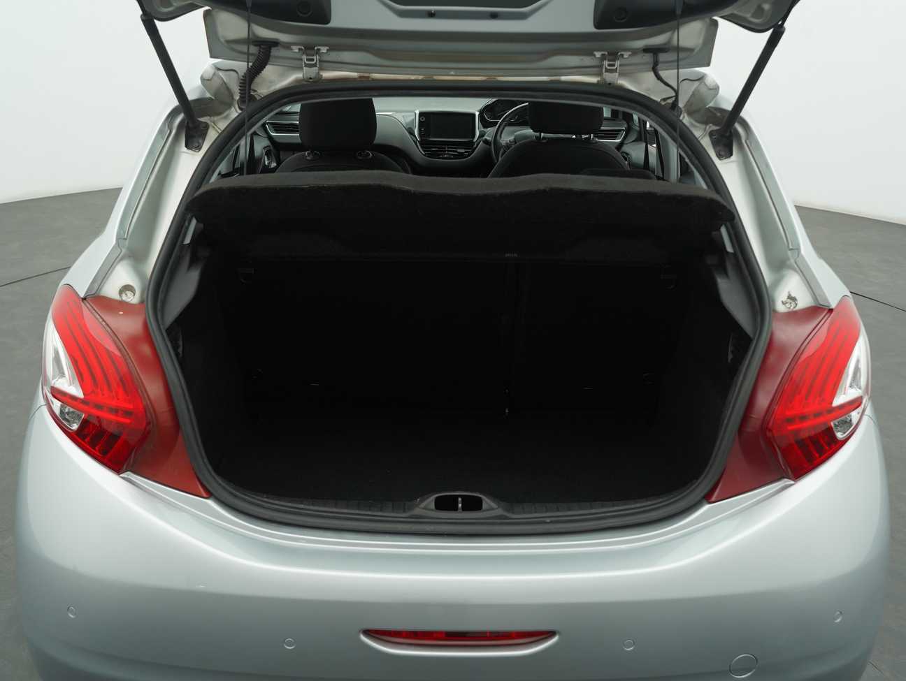 terpakai 2014 Peugeot 208 Allure 5 Door 1.6