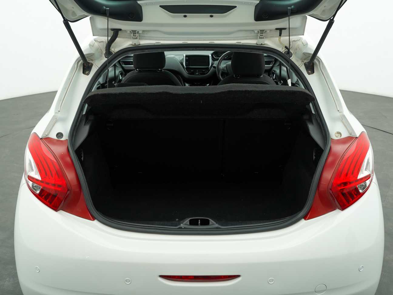 terpakai 2015 Peugeot 208 Allure 3 Door 1.6