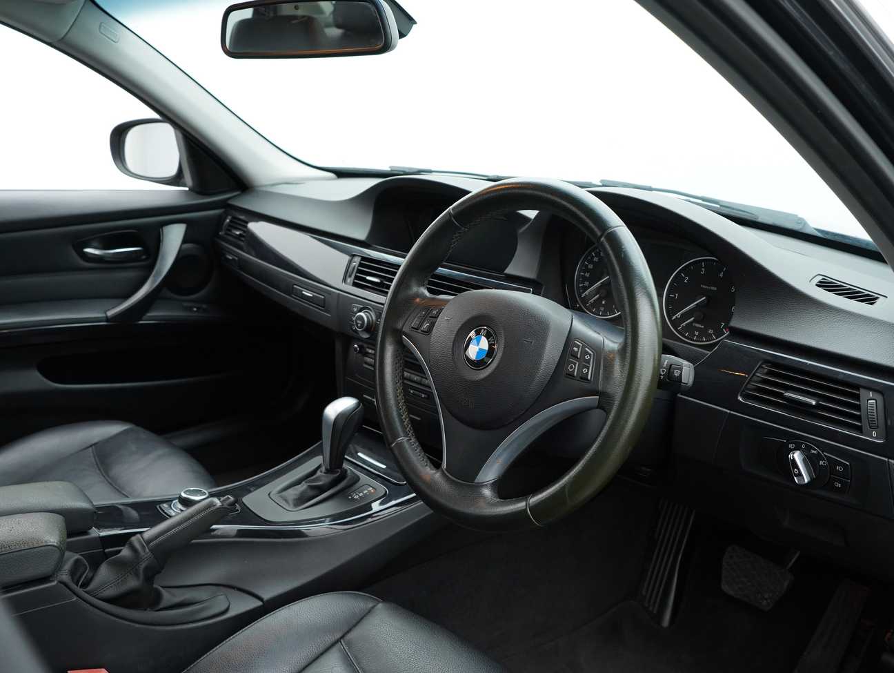 used 2011 BMW 320i  2.0