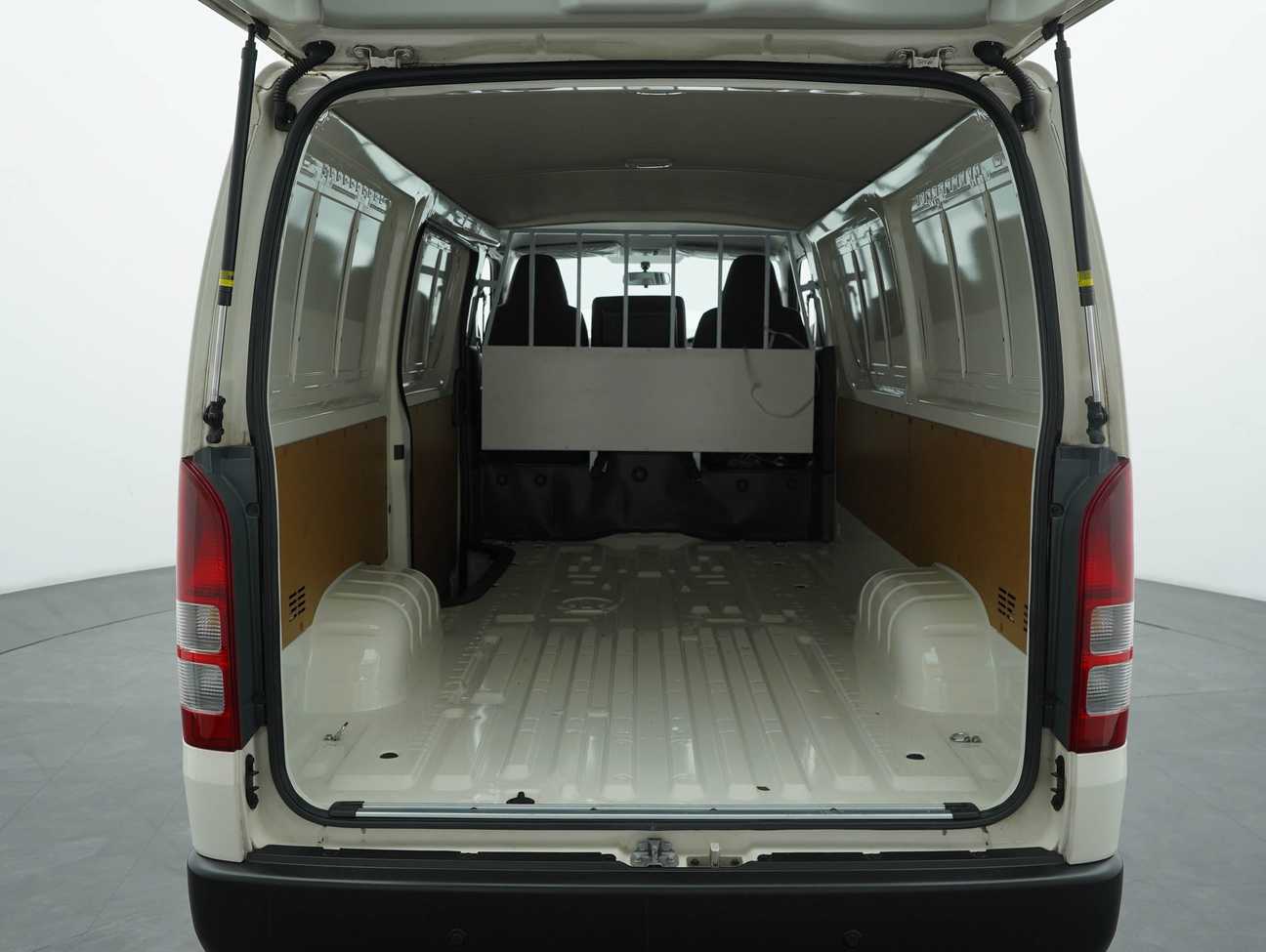terpakai 2023 Toyota Hiace Panel 2.5