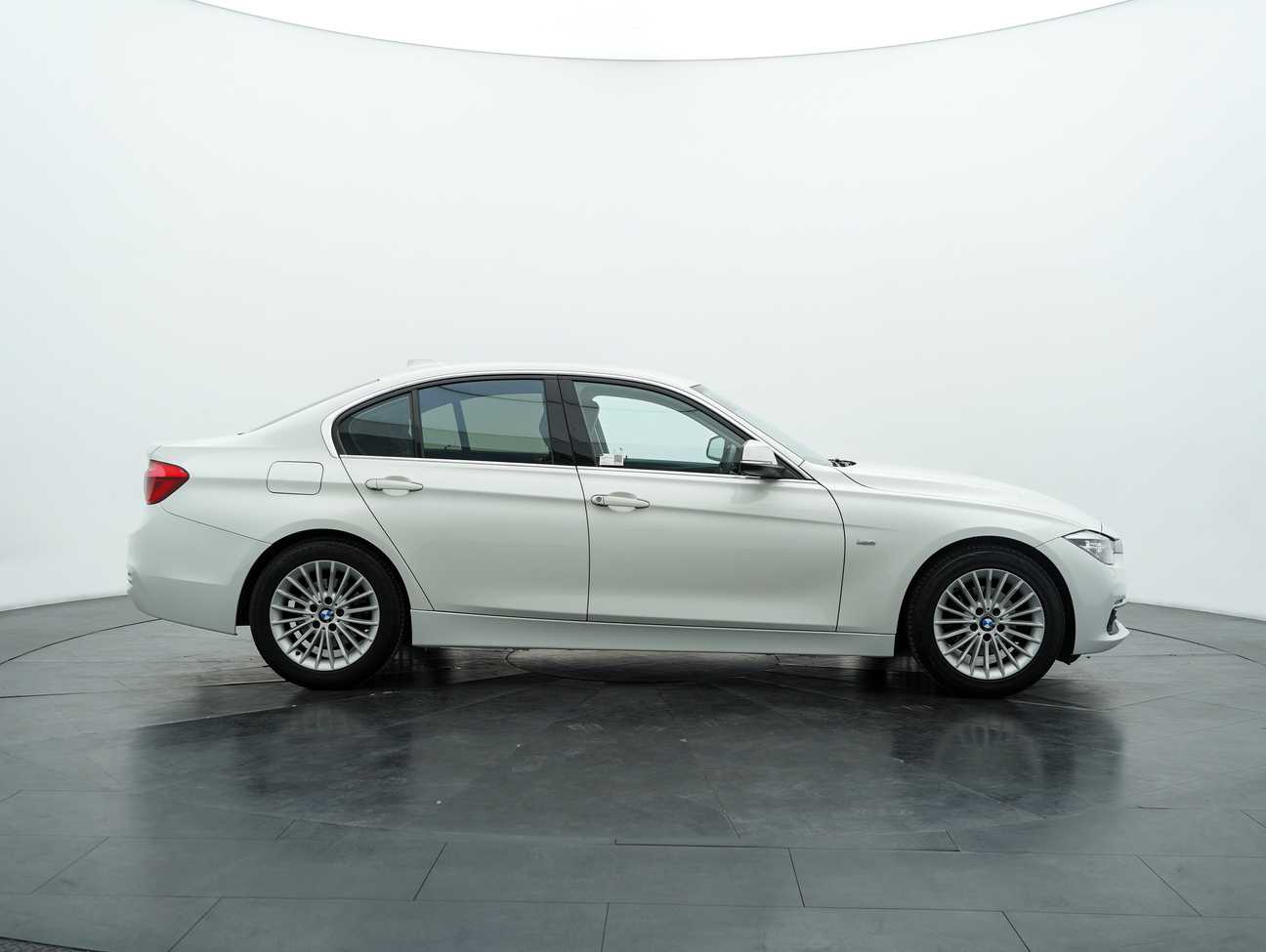 terpakai 2016 BMW 318i Luxury 1.5