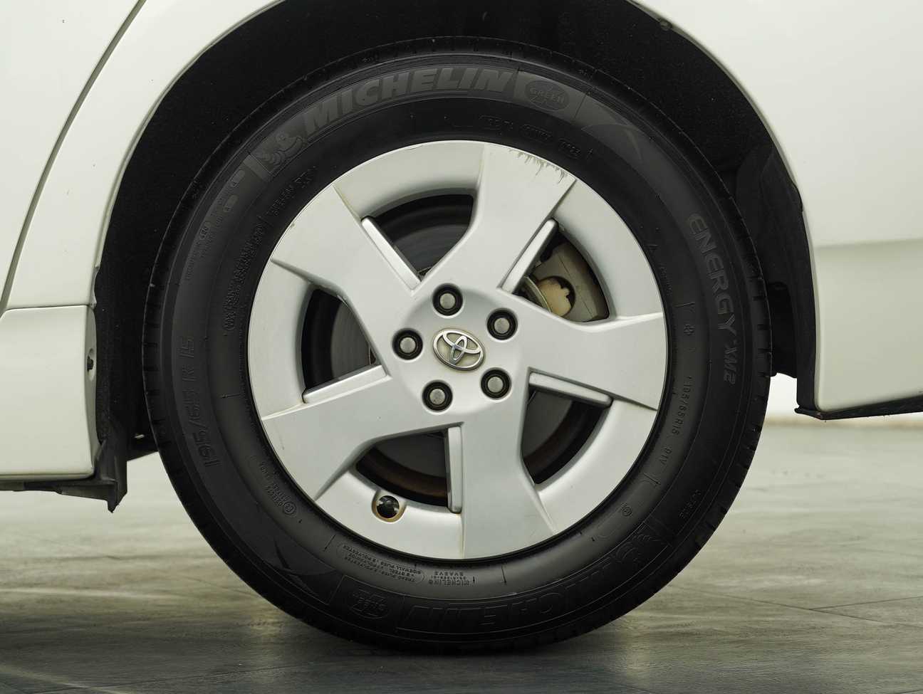 terpakai 2011 Toyota Prius  1.8