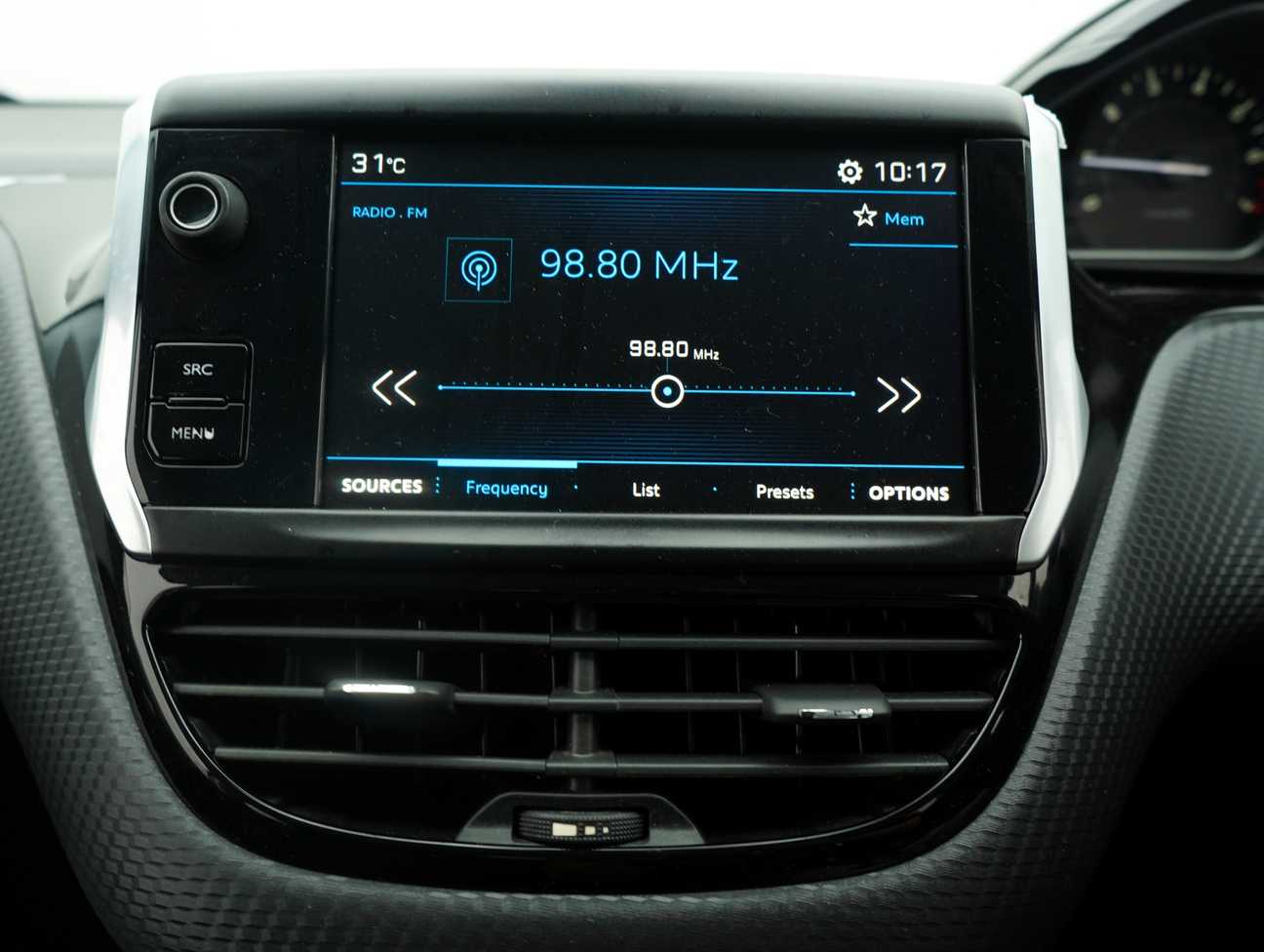 terpakai 2018 Peugeot 208 PureTech 1.2