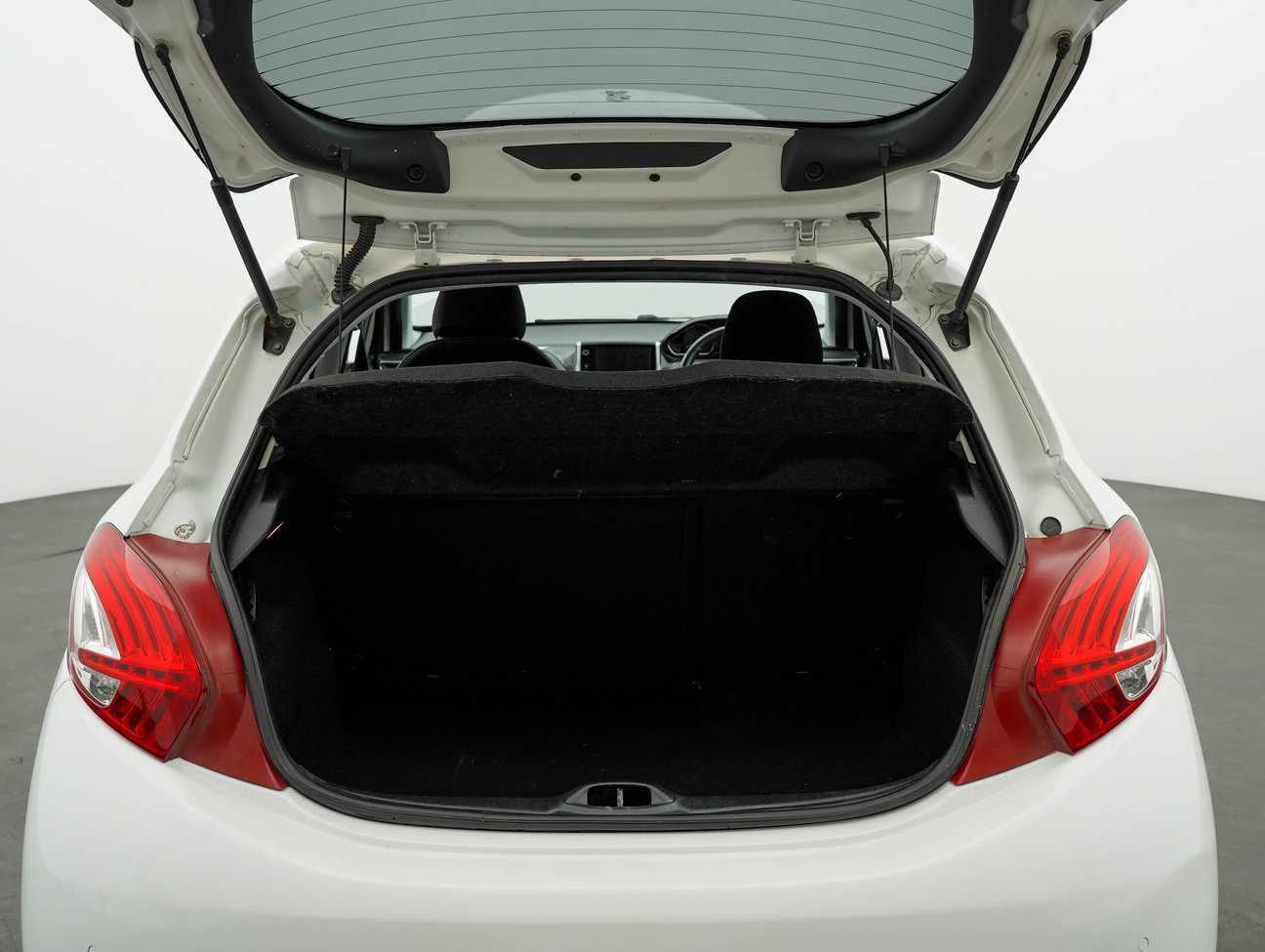 terpakai 2014 Peugeot 208 5-DOOR 1.6