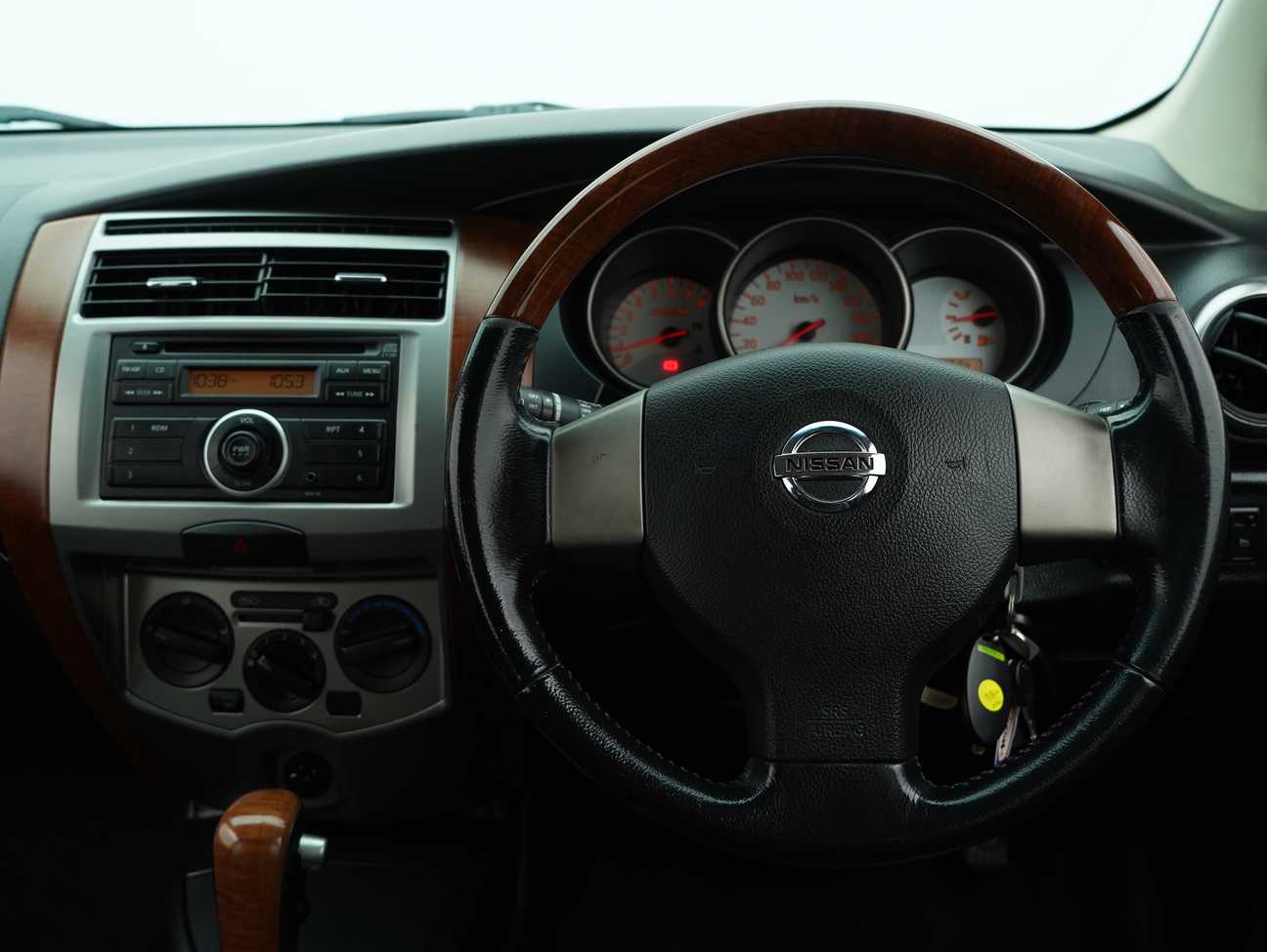 terpakai 2012 Nissan Grand Livina CVTC Comfort 1.8
