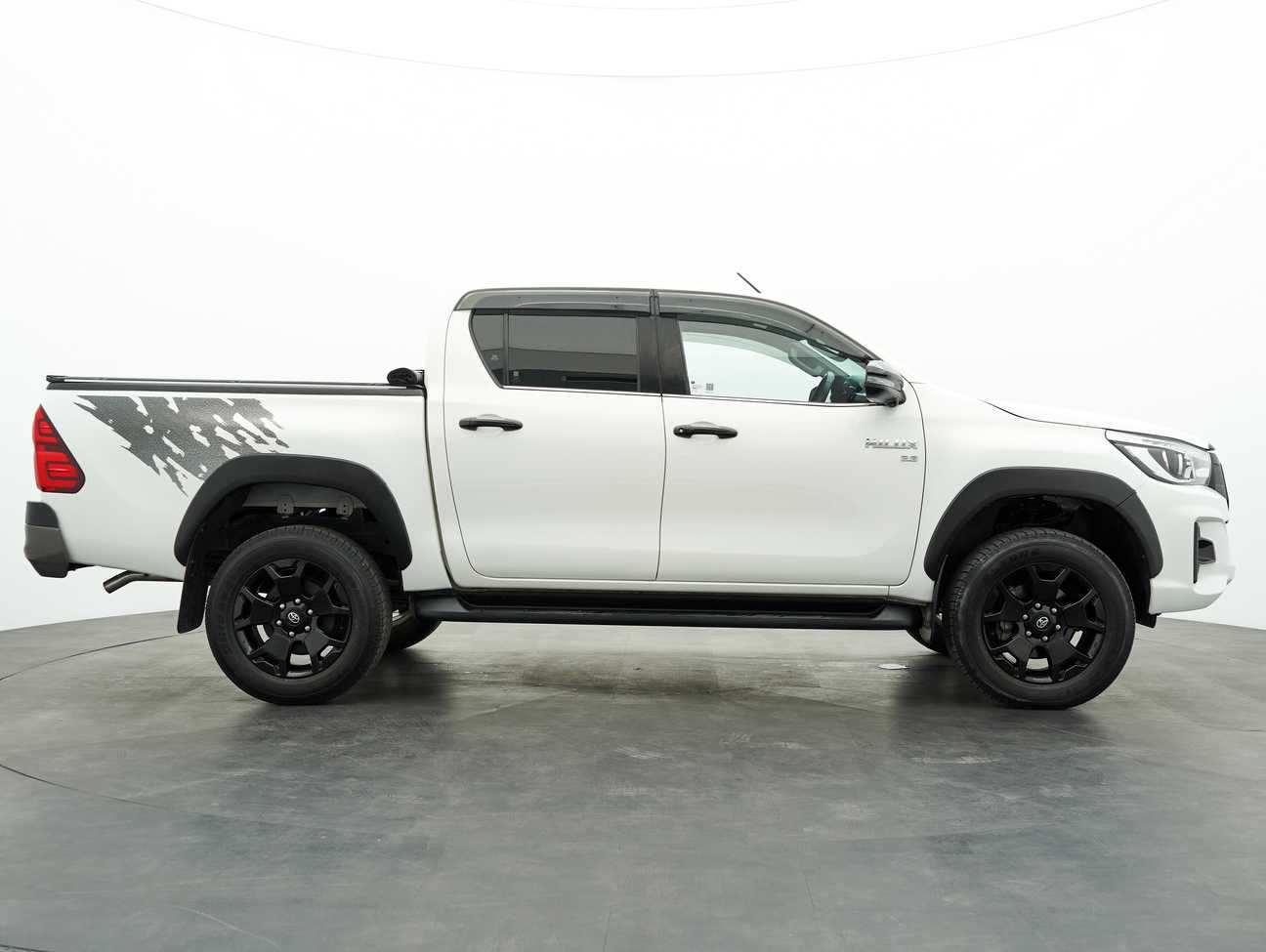 terpakai 2020 Toyota HILUX DOUBLE CAB BLACK EDITION 4X4 2.8