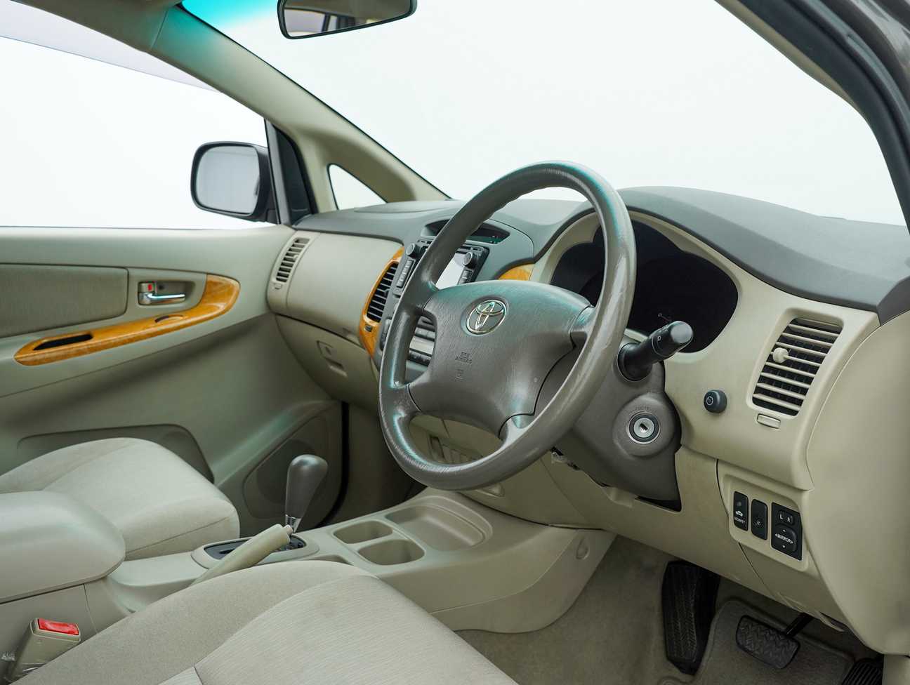 terpakai 2011 Toyota Innova G 2.0