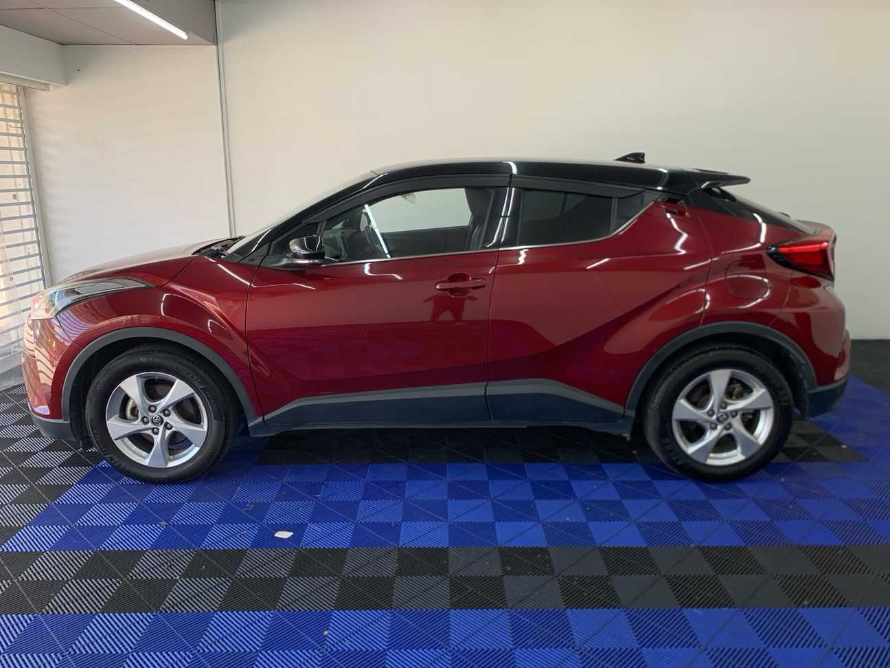 used 2018 Toyota C-HR  1.8