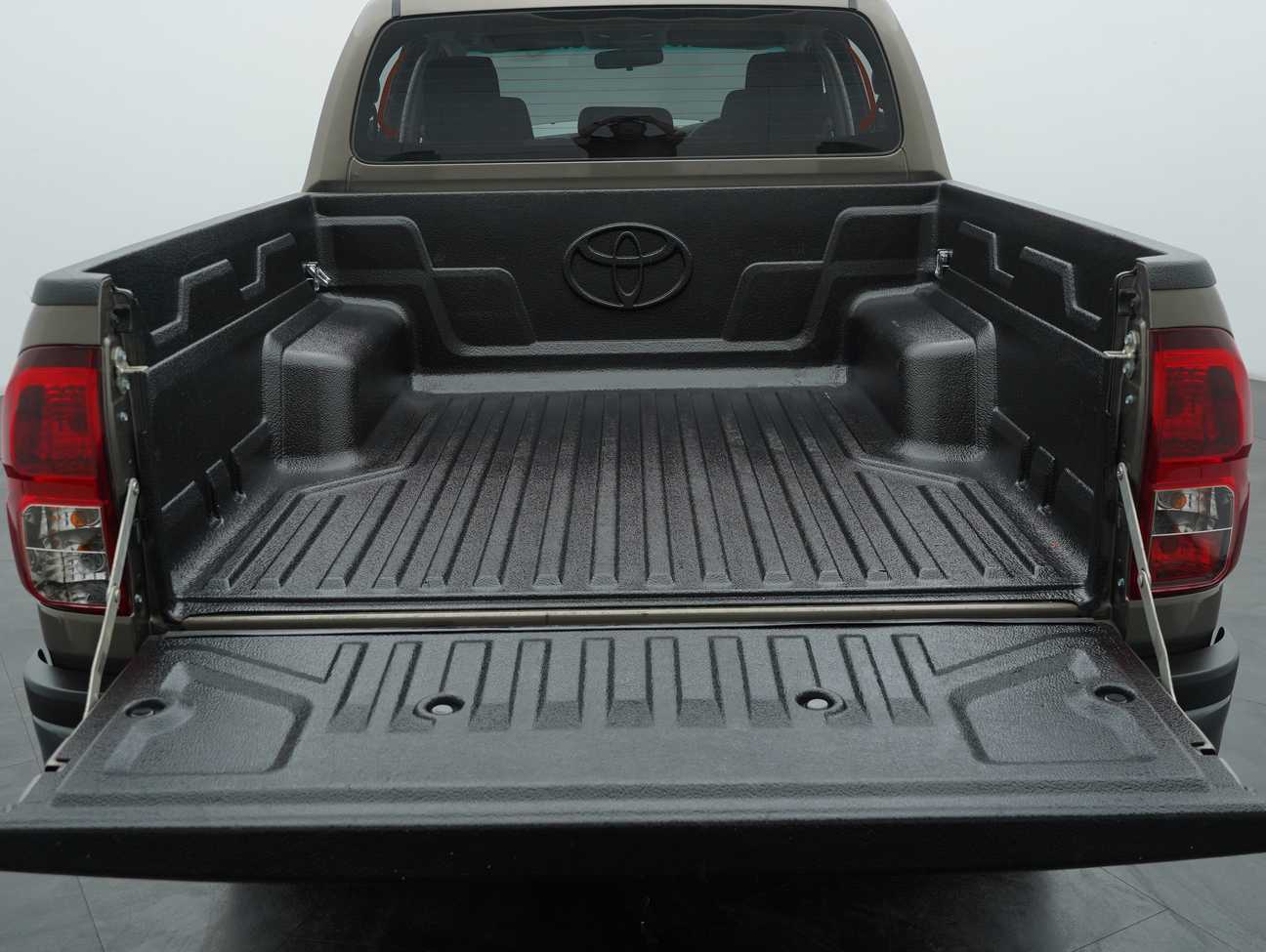 terpakai 2023 Toyota Hilux E Dual Cab 2.4