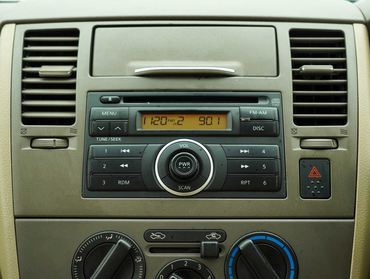 terpakai 2011 Nissan Latio ST 1.6