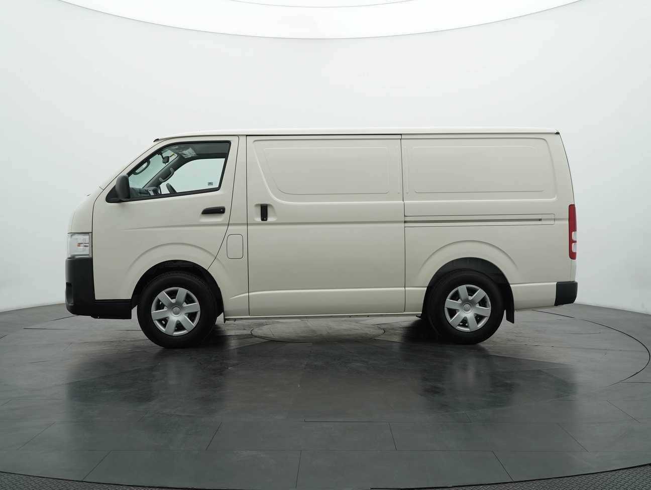 terpakai 2023 Toyota Hiace Panel 2.5