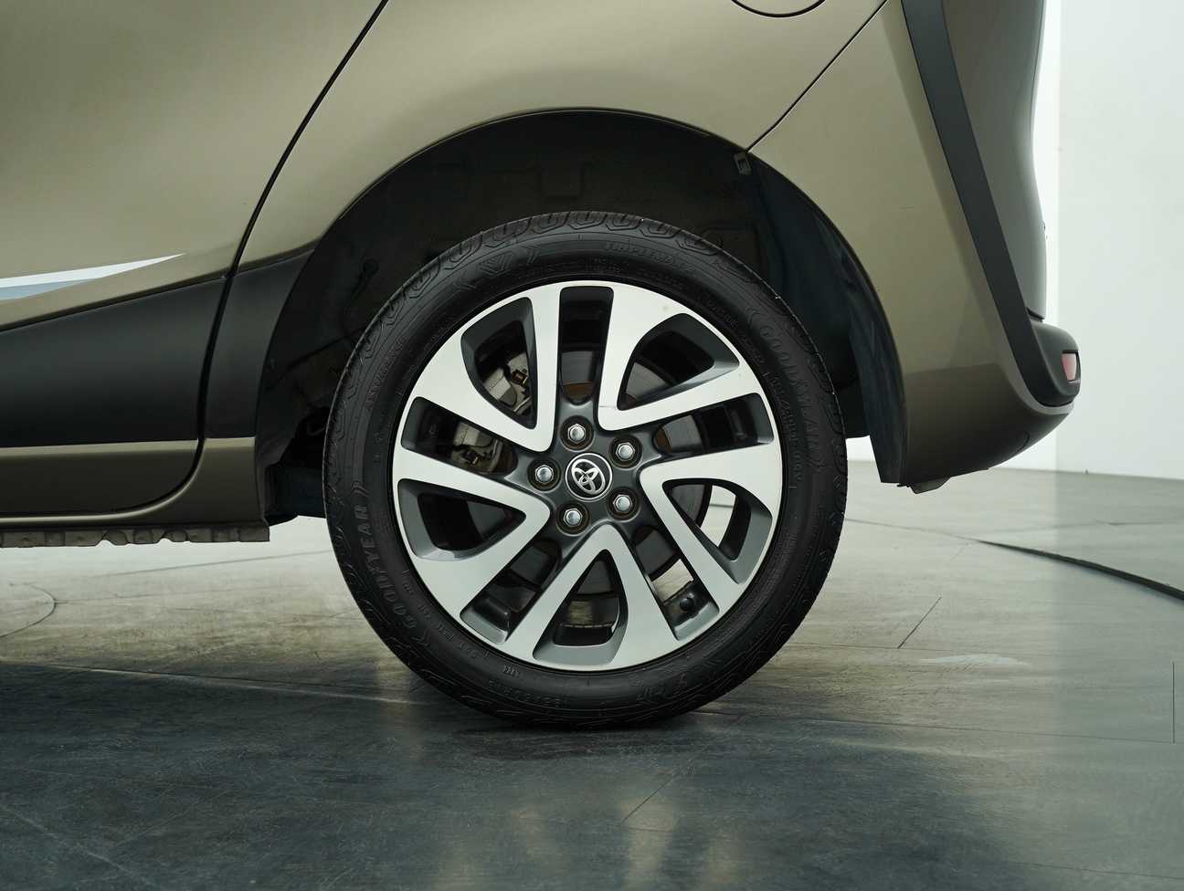 used 2017 Toyota Sienta V 1.5