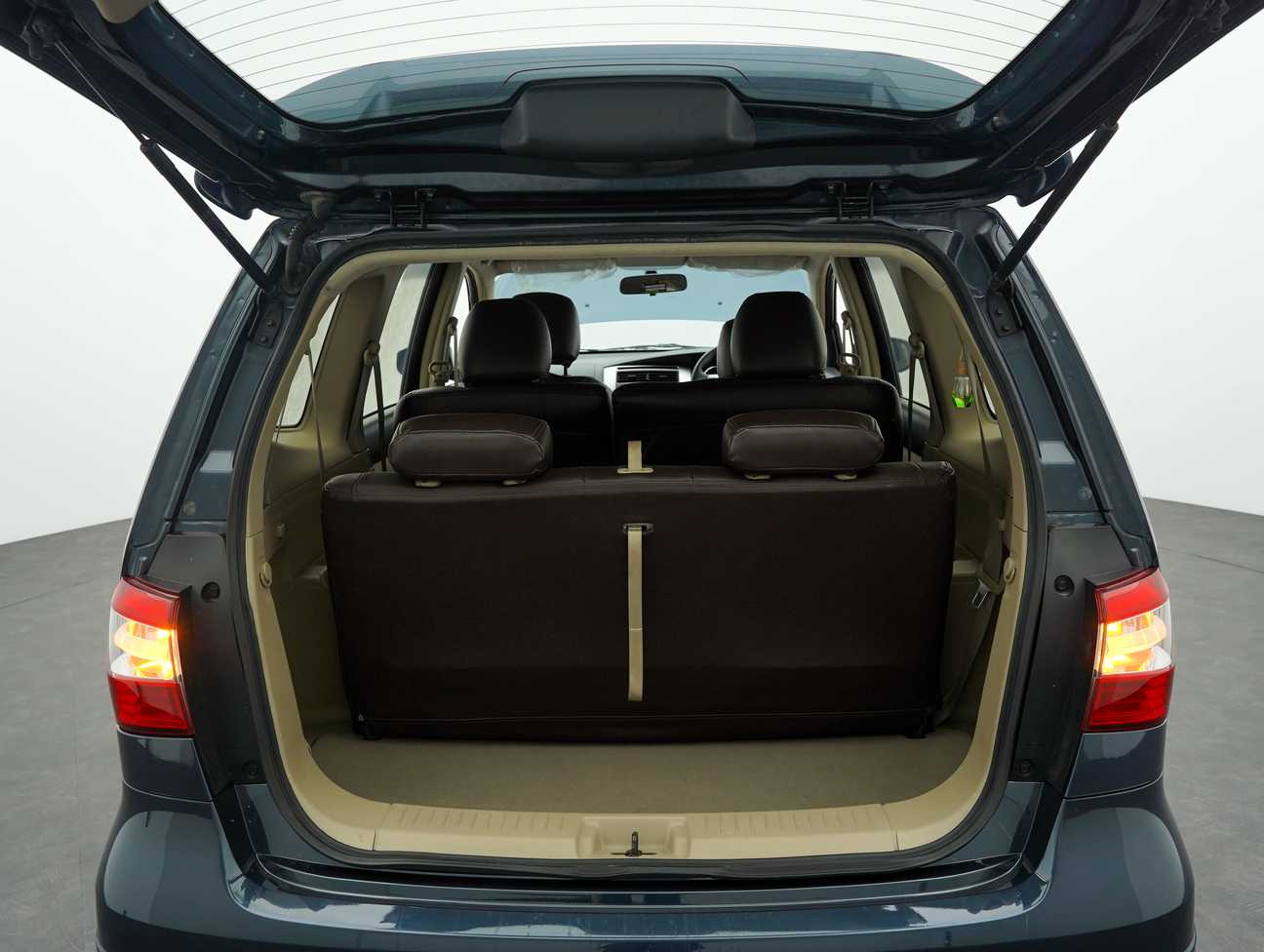 used 2016 Nissan GRAND LIVINA  1.6