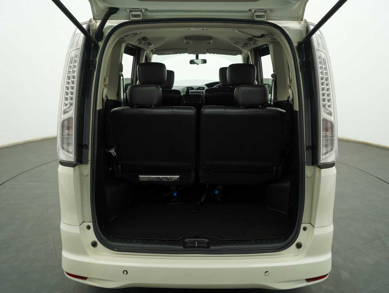 used 2013 Nissan Serena S-Hybrid High-Way Star 2.0