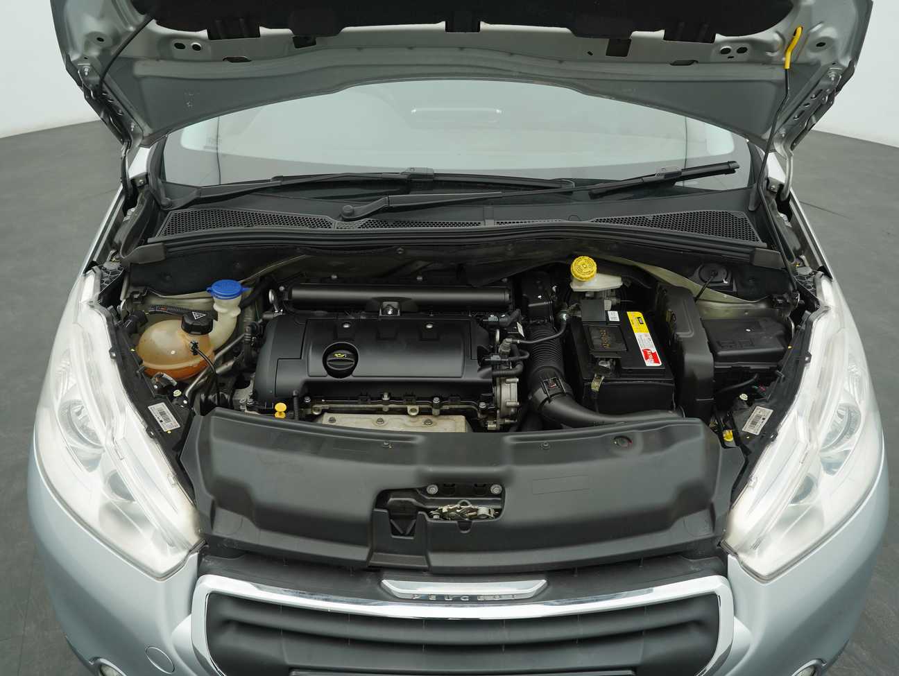 terpakai 2014 Peugeot 208 Allure 5 Door 1.6