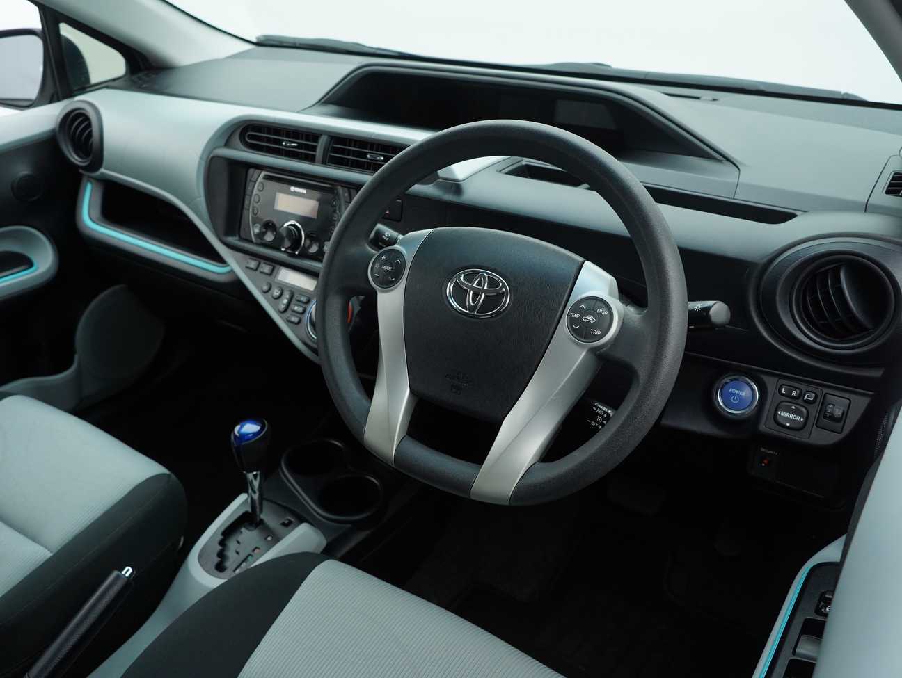 terpakai 2012 Toyota Prius C Hybrid 1.5