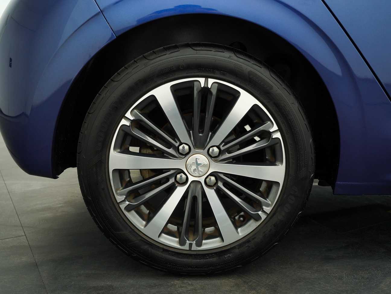 terpakai 2017 Peugeot 208 PureTech 1.2