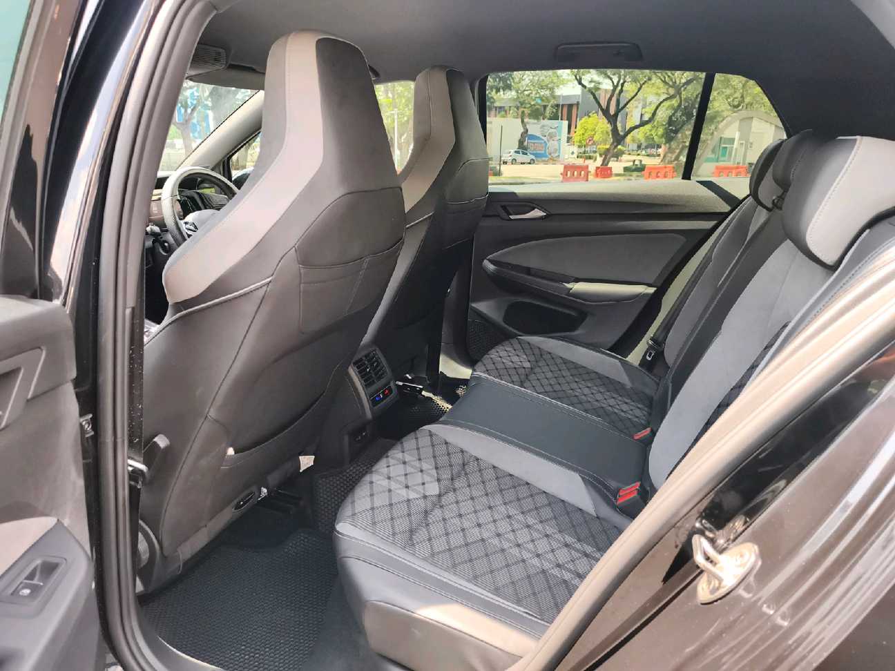 terpakai 2022 Volkswagen Golf TSI R-Line 1.4