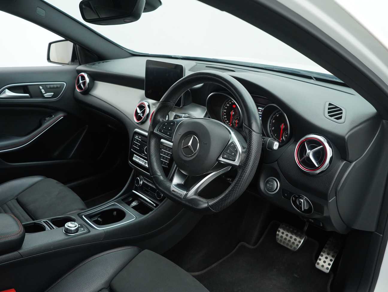 terpakai 2018 Mercedes-Benz GLA250 4MATIC AMG Line 2.0