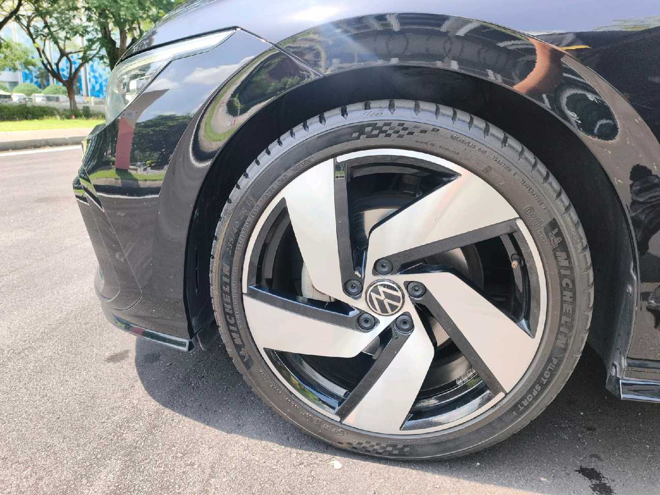 terpakai 2022 Volkswagen Golf TSI R-Line 1.4