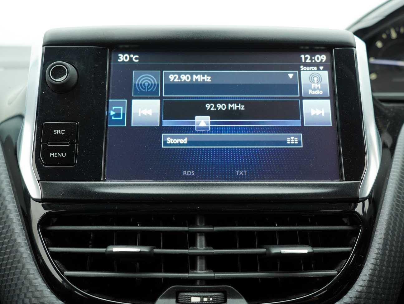 terpakai 2017 Peugeot 208 PureTech 1.2