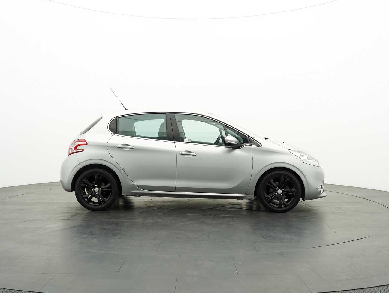 terpakai 2015 Peugeot 208 Allure 3 Door 1.6