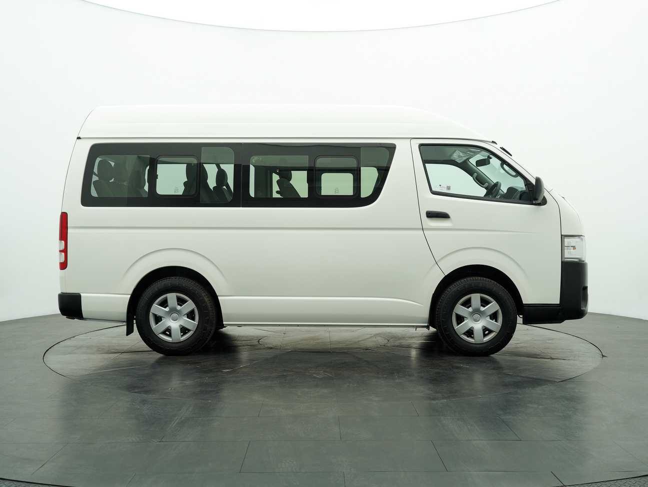 terpakai 2016 Toyota Hiace Window Van 2.5