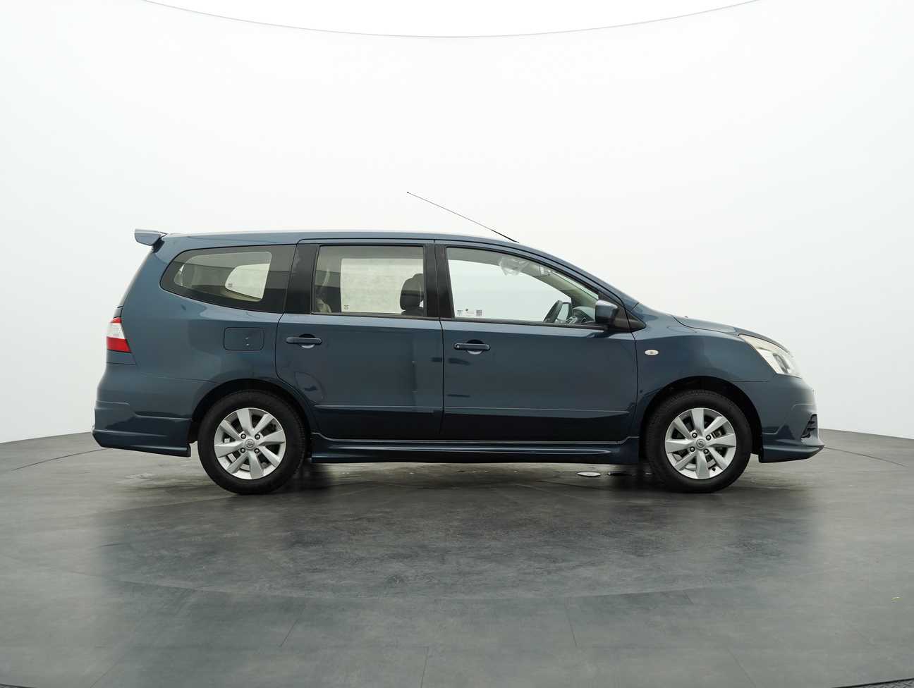 used 2016 Nissan GRAND LIVINA  1.6