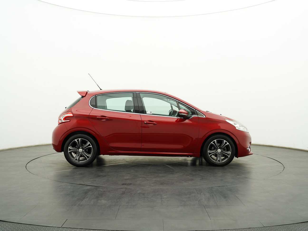 terpakai 2015 Peugeot 208 Allure 3 Door 1.6