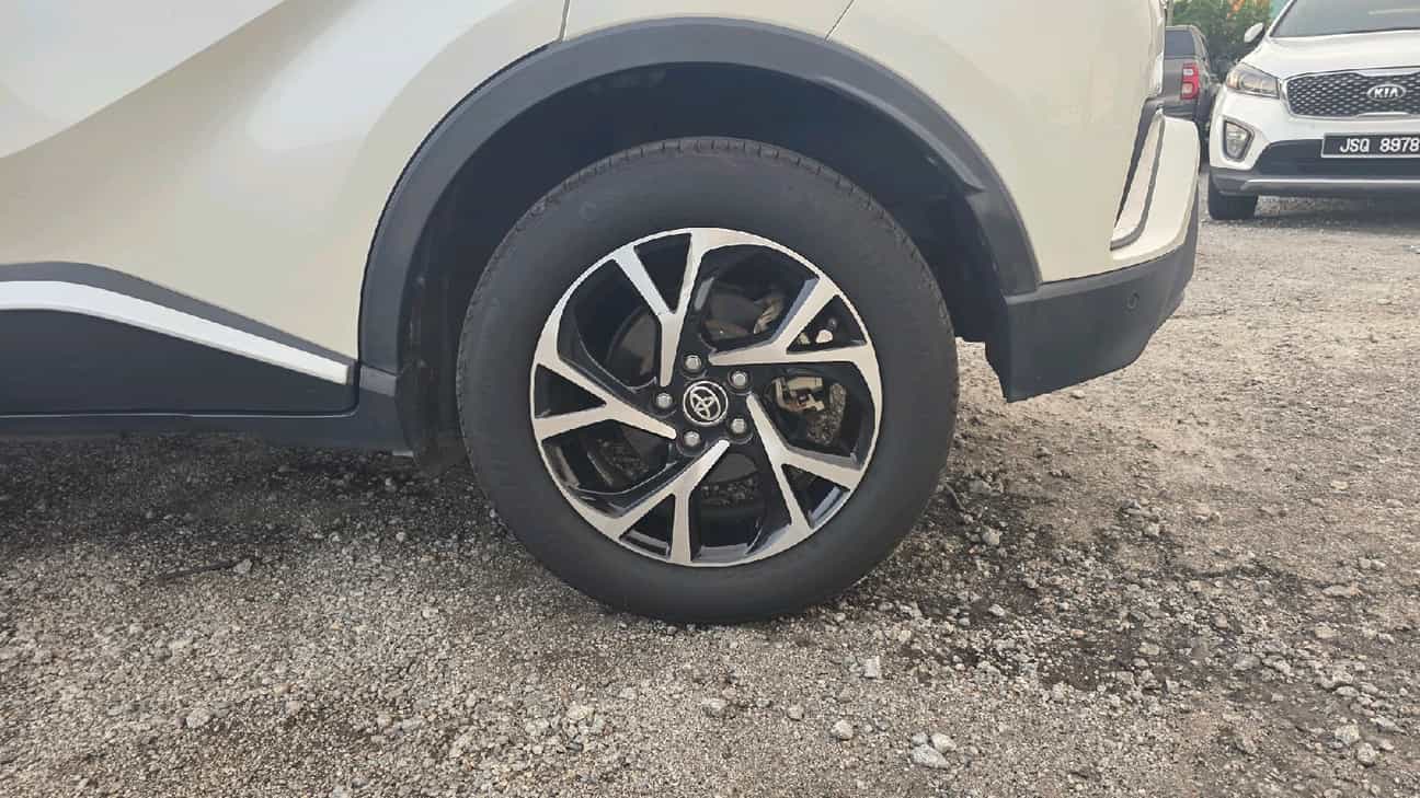 used 2019 Toyota C-HR  1.8