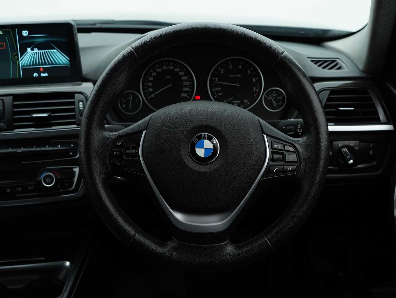used 2014 BMW 320i Luxury Line 2.0