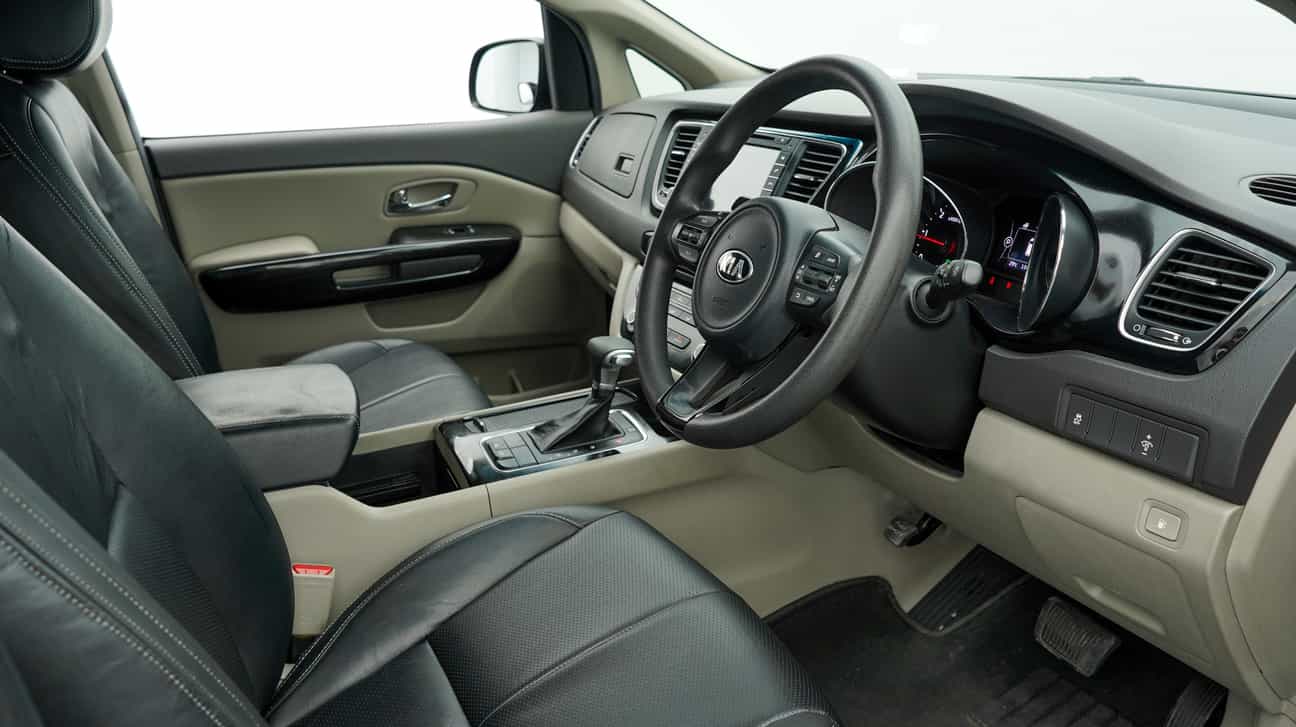 terpakai 2017 Kia CARNIVAL YP 2.2