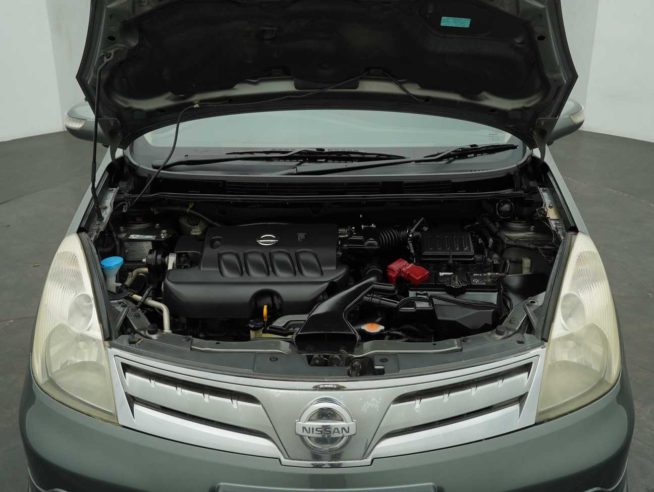 terpakai 2011 Nissan Grand Livina CVTC Comfort 1.8