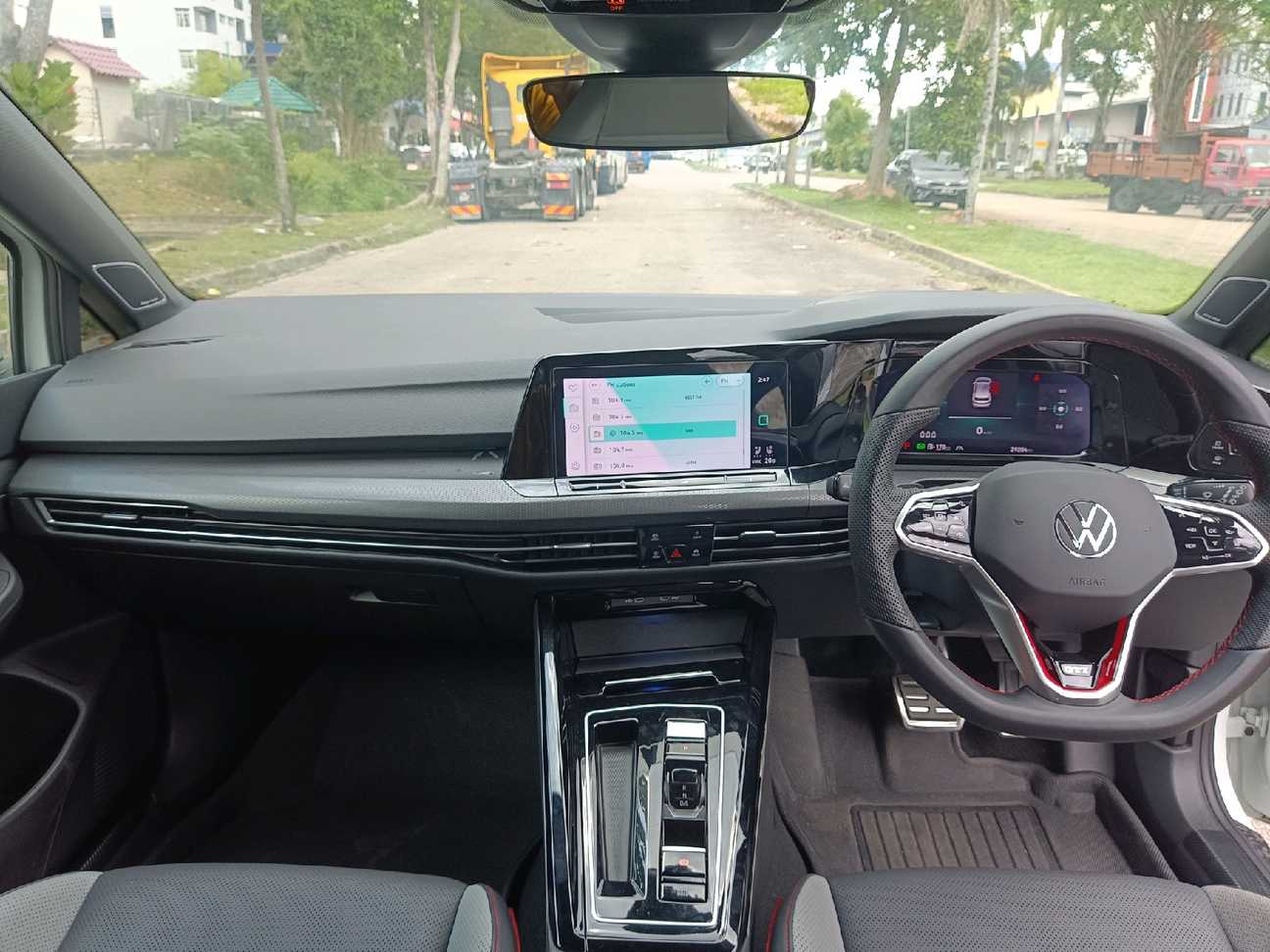 terpakai 2024 Volkswagen Golf GTI IQ.Drive 2.0